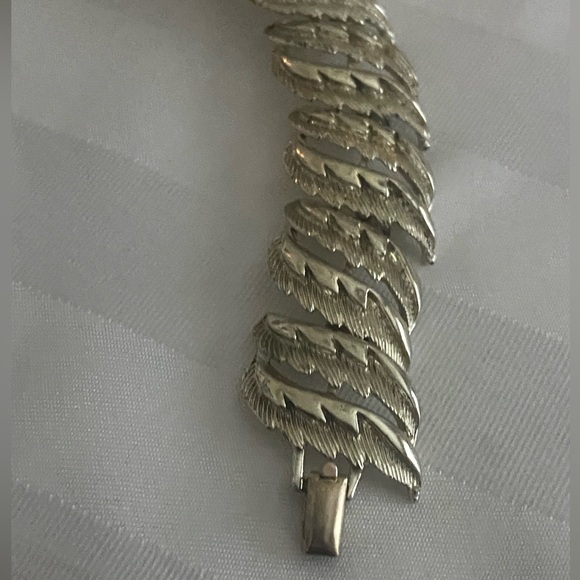 Vintage Coro Gold Tone Bracelet - Picture 6 of 6